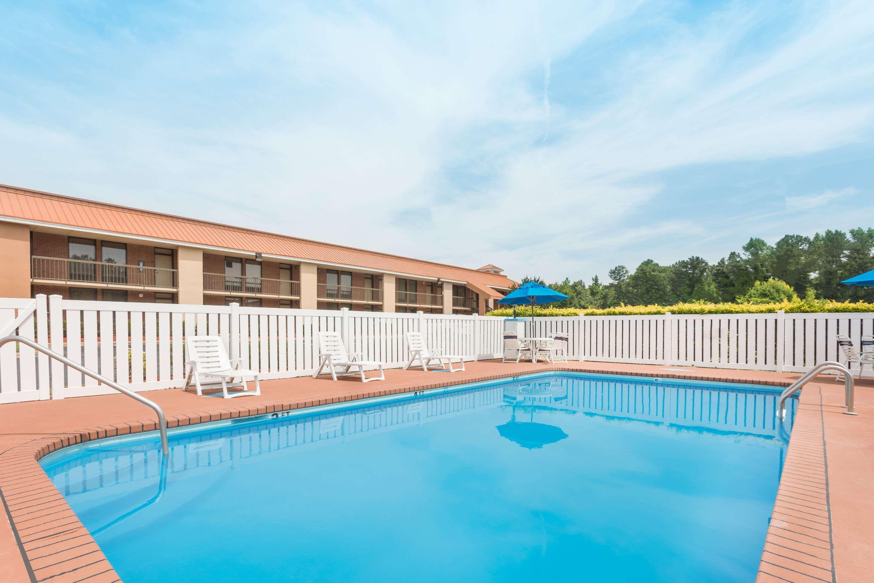 Отель Baymont By Wyndham Rocky Mount I-95 Экстерьер фото